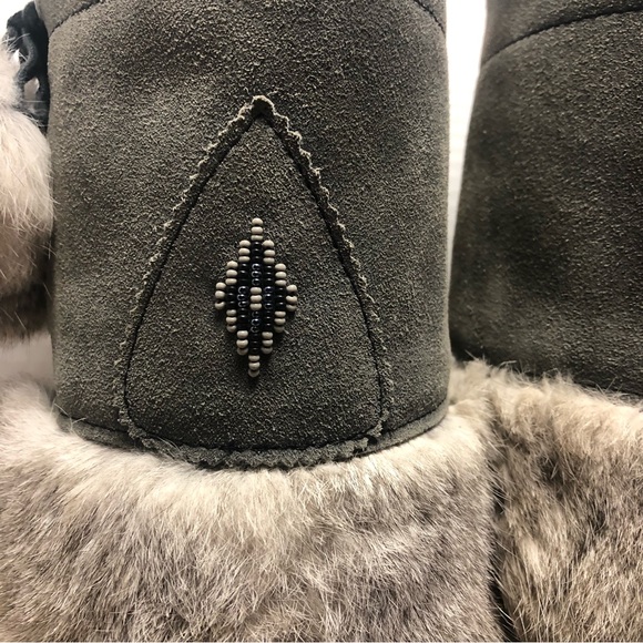 MANITOBAH MUKLUKS Snowy Owl Fur and Suede Beaded Winter Boots in Grey - Size 6 - Picture 12 of 16